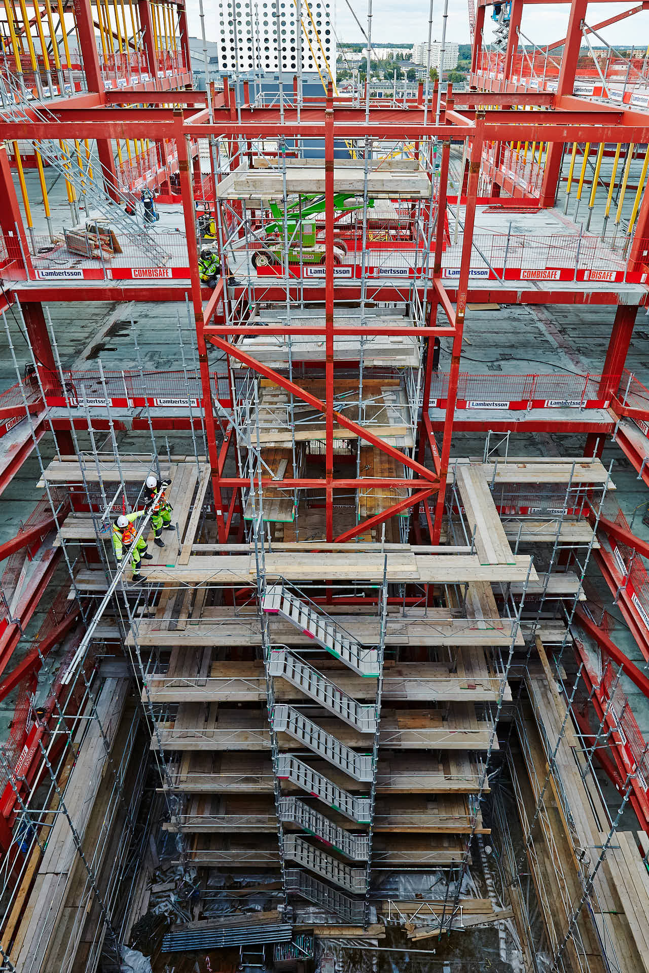 Fabege, Teliahuset i Solna, en av  ljusgårdarna under montage, vy ovanifrån. Foto Martin Ekwall